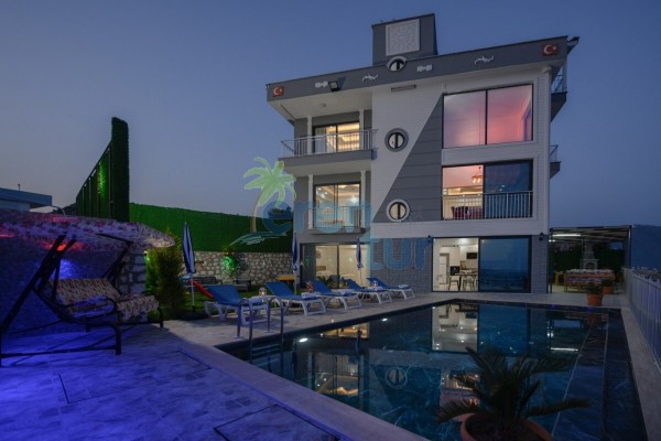 Antalya Demre Mevkiinde 12 Kişilik Lüks Tatil Villası