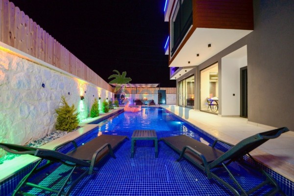 Kaş Ağullu Mevkiinde 4 Kişilik Korunaklı Tatil Villası