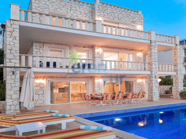 Kalkan Kışla Mevkiinde 14 Kişilik Tatil Villası